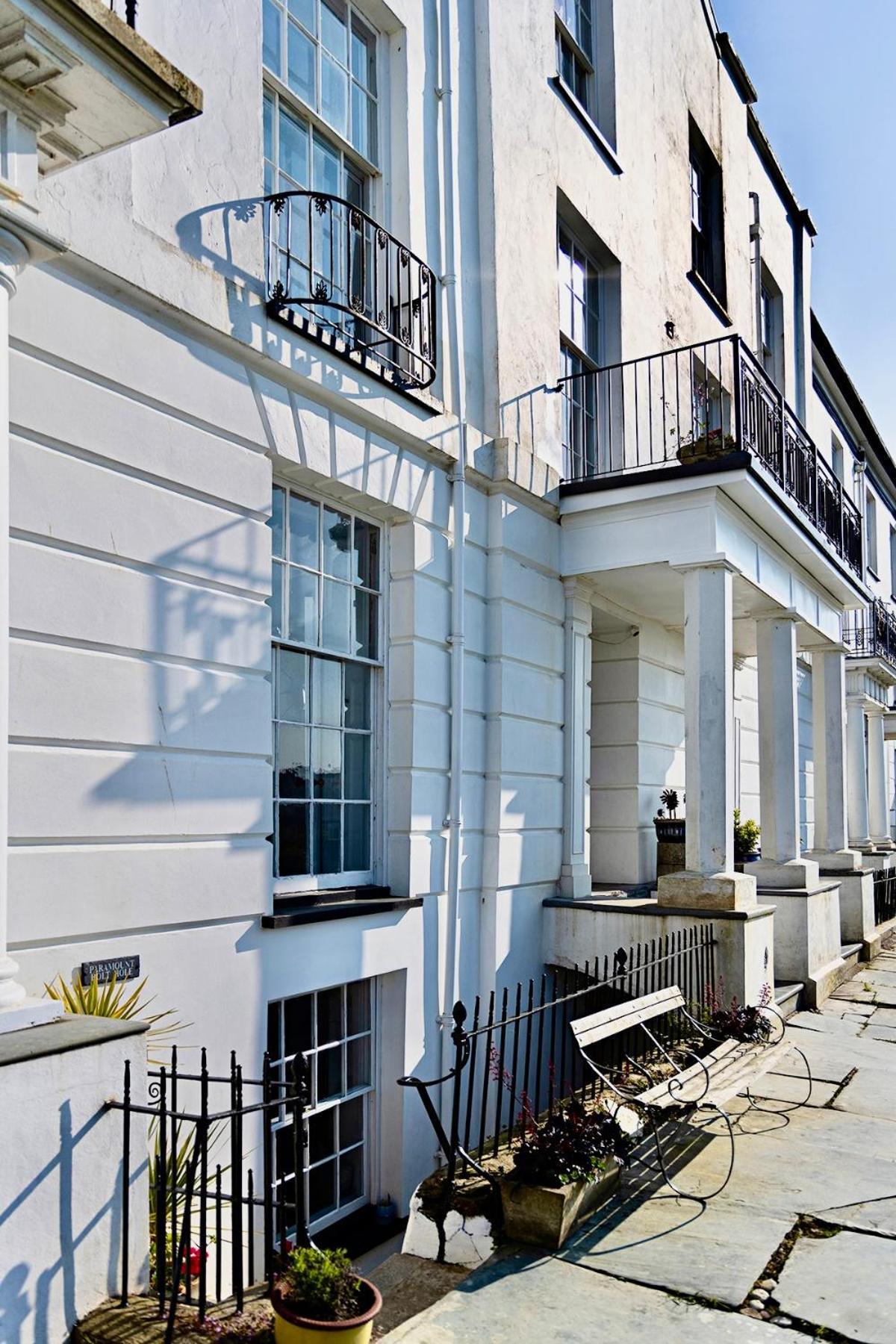 Paramount Apartments Ilfracombe, Arty Seaside Holiday Apartments Kamer foto